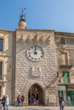 <center>La tour de l'Horloge</center>Située au bout du pont, sur la sixième pile, c'était la seule porte de la ville du côté de la rivière. Construite à l'époque médiévale, elle est contemporaine des remparts mais a subi de nombreuses restaurations. Un beffroi la surmonte désormais. Notez les gargouilles en formes de canons. Sur la façade apparaissent en relief les armes de la ville qui évoquent le fleuve, le pont et ses deux tours (celle qui faisait face à l'Horloge a disparu en 1715). La cloche a été installée en 1657 (1323 kg).