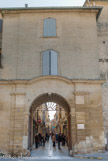 <center>Porte du Bourguet.</center>Elle a été ouverte en 1608 dans une des tours du rempart de la ville et refaite dans son état actuel en 1752. La porte a été restaurée après les inondations de 2002 et les battants en bois d'origine ont été remplacés.
