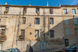 <center>Place Saussine</center>Elle a été ouverte en 1608 dans une des tours du rempart de la ville et refaite dans son état actuel en 1752. La porte a été restaurée après les inondations de 2002 et les battants en bois d'origine ont été remplacés.  Ici, les anciens greniers à sel.
