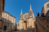 <center>Eglise St Pons.</center>Il est couramment admis que ses origines remontent au Xe siècle mais que Sommières fut évangélisée dans la seconde moitié du IVe siècle par St Flour, 1er évêqué de Lodève.
Il ne reste rien de l'Église première (église certainement Romane). Lors des guerres de religion (1575), Danville y établit le culte calviniste jusqu'en 1581, où Sommières, place de sûreté des protestants, construisit un temple à proximité de l'Église.
Mgr. Cohon, le 29 mai 1664, vint visiter la ville et trouva l'ancienne église ruinée.
De 1684 à 1687, d'importants travaux furent effectués, un choeur fut ajouté.
L'Édit de Nantes ayant été révoqué entre temps, le Temple voisin fut abattu et les matériauxx récupérés furent utilisés à la restauration de l'Église.
En 1748, on effectua de nouvelles réparations. Le clocher fut reconstruit par l'entrepreneur Saussines.