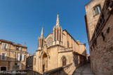 <center>Eglise St Pons.</center>A partir de 1793, on célébra dans l'Eglise le culte de la raison et en germinal an X les Protestants s'emparèrent du bâtiment.
A la suite de la transaction de 1805, les catholiques reprirent possession de leur Eglise.
Des réparations sommaires eurent lieu ; mais en 1840, l'architecte Départemental reconnut que le bâtiment devait être entièrement reconstruit. L'entrée fut placée à l'opposé de celle qu'elle occupait alors (vers l'est).
Les travaux de démolition commencèrent le 1e, juin 1846 et la première pierre fut posée le 4 août suivant (Municipalité Boisson). Mais par suite d'un mouvement de terrain il fallut entreprendre d'autres travaux de consolidation et de reconstruction partielle.
Commencés en 1864, ils furent terminés vers la fin de février 1867 dans le style néo-gothique. (Municipalité Aubanel).