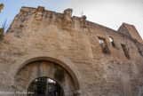 <center>Le château de Sommières.</center>L'histoire de la ville et de la tour sont étroitement liées à celle de la maison des Bermond d'Anduze et de Sauve.  Nous n’avons malheureusement que des mentions lacunaires sur ses premiers propriétaires, les Bermond de Sauve et d’Anduze, car cette famille, une des plus brillantes et sans doute la plus puissante du Languedoc oriental, en demeurant fidèle au comte de Toulouse, malgré la croisade royale, disparut dans la tourmente avec ses archives. Nous pouvons seulement affirmer que les Bermond battent monnaie à Sommières depuis le premier quart du XIe siècle et que la ville obtiendra seulement en 1222 sa charte communale. Ce château, c’est la citadelle dominant Sommières, tour à tour fief de la plus puissante famille du Languedoc oriental, forteresse royale française de la croisade, place de sûreté protestante, puis prison ... pour les mêmes.