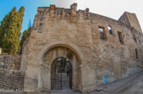 <center>Le château de Sommières.</center>En 1226, peut-être après un siège, la moitié du château est sous le contrôle du roi de France. Les actes conservés dans les archives de la sénéchaussée de Beaucaire, plus prolixes, mentionnent une reconstruction au château en 1228 - 29 avec des matériaux pris à l’église voisine.
Pierre d’Athies, sénéchal de Beaucaire de 1239 à 1241 et Pons Gaucelin, viguier de Sommières, mettent même en coupe réglée toutes les localités voisines pour se procurer du bois pour la reconstruction. Les travaux semblent se poursuivre jusqu’en 1261 sous le contrôle du viguier Pierre de Gache3.
En 1248, Saint Louis avait d’ailleurs échangé avec Bermond de Sauve, co-seigneur de Sommières, ce que ce dernier détenait encore dans cette ville contre le château du Caylar (Gard).