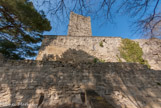 <center>Le château de Sommières.</center>Les travaux royaux se matérialisent par l’érection du donjon de Montlaur et de deux logis pour le viguier, le tout clos d’une double enceinte de murailles. La tour de Montlaur, 