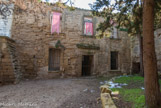 <center>Le château de Sommières.</center>Après la révocation de l’Edit de Nantes en 1685, des casernes adossées aux murs intérieurs seront construites dans la cour. Il semble qu’on puisse en attribuer la construction à Jacques Cubizol, architecte nîmois mentionné dans les devis des ingénieurs militaires Niquet et Duplessis en 1688 et 16911.