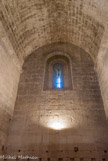 <center>Le château de Sommières.</center>Les deux niveaux intérieurs sont voûtés en berceau brisé longitudinal et prennent chacun jour, au levant et au couchant, par une étroite fenêtre ébrasée vers l’extérieur et haut placée dans la salle.