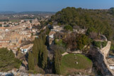 <center>Le château de Sommières.</center>Vendu aux enchères sous l’Empire, le château fut morcelé entre plusieurs propriétaires mais le préfet obligea la mairie à acheter la tour subsistante qui sera classée Monument historique avec le beffroi en 1912 (5/2/1809). Le logement du gouverneur, s’étendant à l’est, sera utilisé comme école à partir de 1879 ; puis rasé en 1936. Cette année-là, la municipalité fit construire deux réservoirs d’eau dans la cour, ce qui entraîna la destruction de l’ensemble des casernes qui la bordaient depuis le XVIIe siècle. La commune vient de se rendre acquéreur de la Vignasse, pour en faire un jardin. Seul l’emplacement du donjon de Montlaur, assiette du premier château, est aujourd’hui propriété privée.