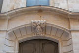 <center>Rue Max Dormoy.</center>A droite de la tour de l'horloge était située l'ancienne maison consulaire. Au fronton de la porte, un relief rappelle qu'autrefois Sommières était siège d'une cour royale de justice.