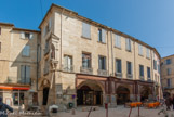 <center>La place Jean-Jaurès. </center>La place Jean-Jaurès est le marché haut, ou place au Blé, car on y négociait jadis les céréales. Elle est aussi bordé d’arcades.