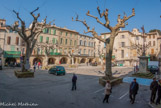 <center>Place des Docteurs Dax </center>La place du Marché est très pittoresque. Ses arcades de style roman, bien que de formes et de dimensions diverses, constituent un ensemble harmonieux et permettent une surélévation des maisons en cas de crue.
