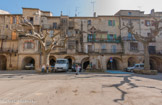 <center>Place des Docteurs Dax </center>De la rue Max Dormoy, un passage permet de descendre sur la place des Docteurs-Dax, ou Marché bas : très curieuse, elle est bordée d’arcades de style roman, de formes et de dimensions diverses, qui permettent une surélévation des maisons en cas de crue car les eaux peuvent atteindre plus de 3 m.