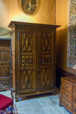 <center>Le château de Villevieille </center>Chambre de Louis XIII. Armoire Louis XIII.