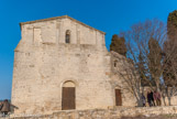 <center>Chapelle St Julien de Montredon.</center>Isolée au milieu des vignes, la Chapelle Saint-Julien est une église romane constituée par la juxtaposition de deux édifices : côté nord, une chapelle du XIe s. à décor de bandes lombardes typiques du premier art roman et côté sud, une chapelle du XIIe s., plus petite. Au commencement c’était un tout petit habitat de la fin de l’âge du Fer (environ cent ans avant notre ère). Puis, un latifundium se dessine, immense. L’habitat gallo-romain qui nous intéresse ici semble avoir débuté au IIe siècle et s’est poursuivi jusqu’à la fin de l’empire romain, le haut moyen âge et a terminé son existence fin XIVe siècle.