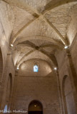 <center>Chapelle St Julien de Montredon.</center>Trois travées en plein cintre à l’origine, mais effondrées au XVIIe siècle et réparées aussitôt en conservant les amorces romanes mais en complétant par des croisées d’ogives qui ont l’avantage d’être plus souples aux vibrations sismiques et surtout plus légères, limitant ainsi le contrebutement des murs latéraux.