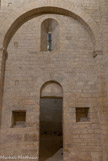 <center>Chapelle St Julien de Montredon.</center>Trois piliers doublement engagés dans les murs de chaque côté et opposés aux contreforts extérieurs, trois arcs de décharge soulagent toute la construction haute de l’édifice.