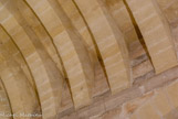 <center>Chapelle St Julien de Montredon.</center>En rainurant horizontalement le zénith du demi-cercle et en construisant un pyramidion, puis dans la suite logique de la pente de celui-ci, on a complété, en posant un petit diaphragme entre la partie tombante de l’arc et le mur vertical de la chapelle. Ainsi, de la pointe à la base, la ligne oblique est-elle absolument rectiligne et peut recevoir dans sa rainure une suite de dalles jointives sur lesquelles on a posé, vers l’extérieur, et par dessus, d’autres dalles identiques, se recouvrant partiellement l’une l’autre (en écailles de poisson).