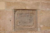<center>Chapelle St Julien de Montredon.</center>Au passage, nous nous arrêtons un instant devant une niche à objet du culte qui a reçu une pierre de dédicace romaine. Probablement du IIe siècle et trouvée dans l’environnement immédiat de la chapelle et dont le texte serait :   VICINI (n et i liés) VARATUN(UM) suite illisible.   PORTI (cus ? ). Etant d’une façon certaine une pierre de dédicace, il s’agirait de l’érection d’un monument en l’honneur ou de l’empereur, ou d’un consul, ou d’un tribun, ou d’une divinité, d’un général (?) etc
