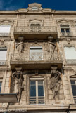 <center>Sur les boulevards</center>Deux atlantes gainés supportent un balcon où se trouvent Cérés à gauche et mercure à droite.
