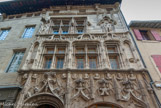 <center>La maison des Têtes</center>Cette maison marque le passage du style gothique flamboyant à celui de la Renaissance. Elle doit son nom à la présence de nombreuses têtes sculptées. En façade, observez les neuf figures en médaillon du rez-de-chaussée, les statues du premier étage évoquant la Fortune et le Temps ainsi que les quatre têtes symbolisant les Vents sous la toiture.