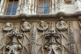 <center>La maison des Têtes</center>Des personnages emblématiques de certaines disciplines enseignées à l'université sont représentés : Moïse (au centre) incarne la Théologie, Asclépios la Médecine (à gauche).