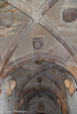 <center>La maison des Têtes</center>Le corridor reproduit le style de la façade. On y trouve en médaillon des bustes d'Empereurs ou de philosophes antiques.