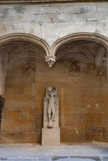 <center>La maison des Têtes</center>Dans la cour intérieure les Pères de l'Eglise ont une allure vénérable et solennelle qui tranche avec les anges, les amours, les monstres et les chimères qui ornent les culots sculptés