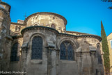 <center>La cathédrale Saint Apollinaire</center>La cathédrale a connu au cours des siècles de multiples transformations, altérations ou destructions. La foudre frappe le clocher au XIIIème siècle et détruit le dernier étage. Plus tard, les guerres de religion furent particulièrement dévastatrices brisant la nef, écroulant les piliers, et détruisant le chevet presque entièrement. Le chevet.