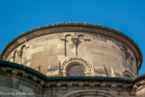 <center>La cathédrale Saint Apollinaire</center>Son style roman l'apparente à d'autres monuments d'Auvergne et du Velay , notamment les décors en pierres.