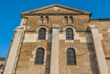 <center>La cathédrale Saint Apollinaire</center>C'est l'évêque Gontard (1063-1099) qui impulse la construction de cet édifice dans le quartier historique du Vieux Valence. Elle a été consacrée le 5 août 1095 sous le triple nom de saints Cyprien, Corneille et Apollinaire par le pape Urbain II. Détruite lors des guerres de religion, la cathédrale est reconstruite au XVIIe siècle et son clocher, qui menaçait ruine après avoir été de nouveau foudroyé, est remplacé au XIXe siècle. Elle a été incendiée à deux reprises, en 1562 et 1567, par les Huguenots et reconstruite à partir de 1604 dans le style roman initial.