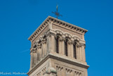 <center>La cathédrale Saint Apollinaire</center>L'étage final, coiffé d'un toit de tuiles à quatre pentes de faible inclinaisont, est percé sur chaque face de trois baies à arcs imbriqués de pierres de deux couleurs, comme les baies des collatéraux.