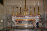 <center>La cathédrale Saint Apollinaire</center>Ancien Maître-Autel
En 1757, Mgr Alexandre Milon de Mesme (1726-1771), évêque de Valence décide d'ériger en «action de grâce de la conservation du Roy», Louis XV, qui venait d'échapper à une tentative d'assassinat perpétrée par Damiens, un autel majestueux, dans la cathédrale.
Il en commande le projet au peintre valentinois Jacques-André Treillard (1712-1794).
De cet autel aujourd'hui démembré, il ne nous reste qu'une gravure témoignant de sa richesse.
Cet autel en marbres polychromes était à l'origine couronné de quatre statues en ronde-bosse en bronze doré, représentant deux anges adorateurs et saint Pierre et saint Paul tenant la couronne d'épines symbolisant le triomphe de l'Eglise chrétienne. Ces personnages se détachaient sur une gloire rayonnante. Ayant perdu la plupart de ses ornements, cet autel fut démonté de son emplacement d'origine vers 1984 et remonté dans ce transept sud.