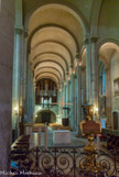 <center>La cathédrale Saint Apollinaire</center>La longue et haute nef, divisée en sept travées, est voûtée en berceau sur arcs doubleaux reposant sur des demi-colonnes adossées à des piliers carrés. À l'extrémité ouest une tribune supporte l'orgue, ouverte sur la nef par une grande arcade en plein cintre avec une clé ornée d'un blason.<