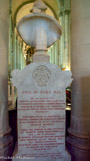 <center>La cathédrale Saint Apollinaire</center>Monument de Pie VI
Après avoir envahi Rome pendant la campagne d'Italie, le Directoire demande alors au Pape d'abandonner ses pouvoirs temporels, tout en gardant ses pouvoirs spirituels.
Pensant qu'il n'est pas possible de séparer les deux, les émissaires du Directoire demandent à Pie VI de quitter la ville dans les deux jours. Celui-ci s'enfuit dans la nuit du 17 au 19 février 1798.
Il est ensuite arrêté et fait prisonnier à Valence où il décède.
