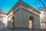 <center>Le pendentif</center>Cet arc de triomphe doit son nom et sa renommée à la perfection de sa voûte, une coupole sur pendentifs, d'où son nom, créant ici un exemple original de virtuosité technique.
Il fut construit au nord de la cathédrale Saint Apollinaire, dans le cloître de celle-ci, en 1548.