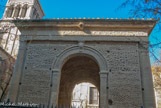 <center>Le pendentif</center>Ce monument funéraire bâti en molasse fut édifié pour abriter les sépultures du chanoine Nicolas Mistral, issu d'une riche famille de marchands, et des membres de sa famille.
Vendu comme bien national en 1796, la crypte sert à la fin du XVIIIème siècle de cave et de fosse d'aisance. Racheté par la Ville en 1831, elle décide de le remettre en état.
