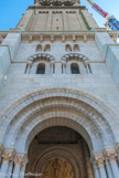 <center>La cathédrale Saint Apollinaire</center>Le clocher est de plan carrÃ© et est maintenu par des contreforts perpendiculaires aux angles. Ã€ la base, il s'ouvre sur trois cÃ´tÃ©s par de grandes arcades en plein cintre sur le portail d'entrÃ©e. Au-dessus, un Ã©tage percÃ© de petites baies est surmontÃ© d'un Ã©tage trÃ¨s haut