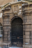 <center>Maison Dupré-Latour</center>Cette maison particulière a été la residence de la famille de Genas, marchands valentinois enrichis par le commerce du sel. L'un de ses membres, François de Genas, a été l'ami et le confident de Louis XI.
Cet édifice est construit vers 1520. Il devient au XVIIIe siècle la propriété de la famille Dupré-Latour, d'où son nom.
Cette demeure est surtout remarquable par la porte sculptée de l'escalier de la cour intérieure, ouvrage de la première Renaissance franç