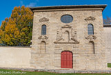 <center>Chapelle des Bénédictines de Soyons</center>Initialement la basse ville est un pôle commercial important, lieu de transit pour la marchandise qui y parvient par voie d'eau. C'est aussi une partie de la ville peu résidentielle en raison des risques d'inondation. Les remparts qui séparent la basse ville du Rhône sont sapés par les flots à de nombreuses reprises. Les ordres religieux, issus de la Contre-Réforme s'y implantent au XVIIe siècle : les Capucins dont le couvent sera transformé en hôpital général, les Dominicains et les Bénédictines de Soyons