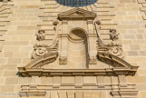 <center>Chapelle des Bénédictines de Soyons</center>Il ne subsiste de l’ensemble conventuel que l’église élevée en 1632, en forme de croix grecque, légèrement plus longue du côté de la nef et du chœur. La façade de style classique XVIIe siècle est le principal centre d’intérêt de l’édifice. Parfaitement symétrique, on a pu lui attribuer le qualificatif de « style Pompadour », avec une ornementation classique d’inspiration antiquisante.