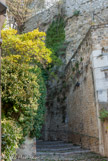 <center>Les Côtes</center>Les côtes sont des vestiges des remparts de la ville. Elles servent de passage entre la basse ville, partie la plus proche du fleuve et la ville ancienne qui se trouve sur la première terrasse alluvionnaire du Rhône.