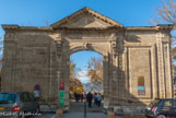 <center>Le portail du couvent de St Ruff</center>Transféré d'Avignon à Valence, le chef d'ordre de Saint-Ruf s'installe en 1158 au bord du Rhône. Dès la seconde moitié du Me siècle, la grande abbaye de Saint-Ruf, constituée d'une abbatiale et de bâtiments conventuels, accueille les voyageurs arrivant à Valence. Les chanoines de l'ordre occupent un vaste espace appelé « Isle de l'Esparvière » qu'ils mettent en culture, tout en installant des moulins sur les canaux. Détruit durant les guerres de religion, le site de Saint-Ruf hors les murs est abandonné à la fin des années 1560 et les chanoines reconstruisent progressivement leur chef d'ordre dans le centre de la ville, sur le site actuel du temple Saint-Ruf.