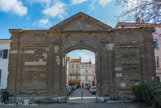 <center>Le portail du couvent de St Ruff</center>Ce portail, édifié au XVIIIe siècle, est le dernier vestige du logis abbatial des chanoines réguliers de Saint-Ruf. A cette époque l'ordre amorce un lent déclin, lié à un relâchement de la règle et à une vie plus mondaine. Il en résulte la sécularisation de l'ordre en 1774. Le portail évoque la richesse qui était déployée dans cet édifice.
Jacques de Tardivon, dernier abbé de Saint-Ruf, anime ici dans les dernières décennies du XVIIIe siècle, un salon littéraire que fréquente le jeune Napoléon Bonaparte alors qu'il était élève à l'école d'artillerie de Valence.
Après la Révolution, le logis abbatial devient le siège de la mairie puis de la préfecture.
Les bâtiments sont détruits lors du bombardement d'une partie de la ville le 15 Août 1944.