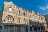 <center>La maison Mauresque.</center>Charles Ferlin, un industriel, acheta un terrain situé à l’angle de la Grande rue et de la rue Gaston Rey le 1er juillet 1858. En échange d’une somme modique, il décide d’y construire un bâtiment au caractère très particulier qui sera « du bel effet ».
Sur la façade aveugle et oblique datant du Moyen-âge, il fait appliquer, comme un trompe l’œil, une avancée large de 2 mètres côté est, et de 4 mètres côté ouest. Elle est un habile mélange d'influences orientales, avec ses arcs outrepassés, ses effets de niche, ses décorations florales et d'héritage du Moyen-âge, notamment avec ses gargouilles.
Cette maison mauresque confirme l'enthousiasme de cette période pour l'orientalisme favorisé par l'essor des moyens de transports facilitant les voyages, les expéditions
