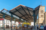 <center>Place Saint Jean</center>L’église Saint Jean Baptiste se dresse au point le plus élevé de Valence, au nord de la ville. Cette situation géographique dominante rappelle l'ancienneté de sa construction, traditionnellement rattachée à la période du Haut Moyen Âge.
Plusieurs épisodes historiques ont bouleversé ce lieu de culte. Au XVIème siècle, l'église Saint-Jean fut en grande partie détruite par un incendie lors des Guerres de Religion. De son architecture primitive, elle ne conservera que le clocher et une partie de la nef. Un nouvel incendie ruinera la partie élevée du clocher-porche, emportant également le jacquemart.