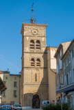 <center>L’église Saint Jean Baptiste</center>Après de multiples remaniements, notamment au XIXème siècle, elle offre aujourd'hui aux visiteurs plusieurs éléments méritant le détour : un très beau clocher néo-roman du XIXème siècle dominant la place ainsi que huit intéressants chapiteaux romans. Sculptés à l'entrée du clocher, ils sont les derniers vestiges de l'église romane médiévale. Le clocher roman, la partie la plus ancienne de l'édifice, a été maintes fois remanié, notamment au XIXe siècle avec la création d'un décor inspiré du premier art roman.