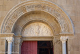 <center>L’église Saint Jean Baptiste</center>A l'entrée du clocher subsistent huit chapiteaux témoins de ce que fut l'église romane, au Moyen Âge. Quatre d'entre eux comportent un décor feuillagé tantôt agrémenté de poissons, tantôt de têtes sculptées. Deux autres supportent des masques crachant des feuillages.