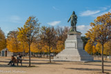 <center>Le champ de Mars</center>A la fin du XVIIIème siècle, et pour répondre aux besoins des citadins de plus en plus nombreux, il est décidé de supprimer les remparts de la ville, de créer de nouvelles promenades et une vaste esplanade avec ombrage sur son emplacement. D'une superficie de trois hectares, cet emplacement de 300 mètres de long sur 100 mètres de large entoure le kiosque depuis 2001. Ce jardin contemporain, ornementé de magnifiques pelouses, de mobiliers de jardin, de fontaines musicales et de bassins permet de retrouver un lieu de promenade et de détente en plein cœur de Valence.