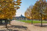 <center>Le kiosque Peynet</center>Le kiosque à musique du Champs de Mars a été crée en 1862 par l'architecte Eugéne Poitoux, mais il ne deviendra célèbre qu'à partir de 1942 et du passage de l'illustrateur Raymond Peynet.
Se rendant à Valence pour affaires, il commença à dessiner le kiosque, le violoniste qui jouait seul et une spectatrice qui écoutait le concert : les amoureux de Peynet étaient nés et feront le tour du monde.