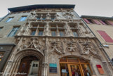 <center>La maison des Têtes</center>Antoine de Dorne, professeur à l'université et consul de Valence, fit construire son hôtel particulier aujourd'hui connu sous le nom de Maison des Têtes lors d'un retour de voyage en Italie vers 1530 .
Elle resta dans la famille jusqu'à la fin du XVIIIème siècle, et c'est durant cette période qu'elle reçut des hôtes célèbres, notamment un jeune lieutenant de l'école d'Artillerie de Valence, un certain Bonaparte !
En 1794, elle est confisquée puis vendue comme bien national à la veuve de Pierre Aurel. Son fils en hérita avant d'être appelé par Bonaparte en tant qu'imprimeur en chef de l'Armée d'Egypte.