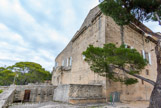<center>Le château de Saumane.</center> Il fut acheté par le maire Joseph Rey au XIXe pour en faire une école. Ce fut un échec et il fut revendu en 1872 à la famille Creuzet de Marseille. Suite à des déboires financiers en 1982 (parking de la Bourse), ils le vendent ensuite au conseil régional.